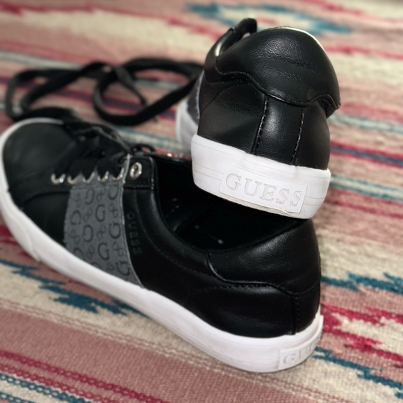 Guess sneakers - Picture 2 of 3